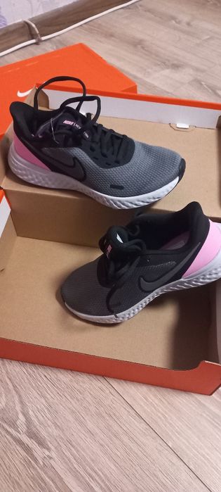 ..Adidași Nike..