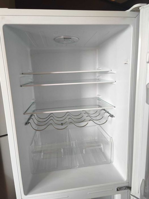 ПРОДАВАМ Хладилник с фризер 323Л - ELECTROLUX ENB34633W NO FROST