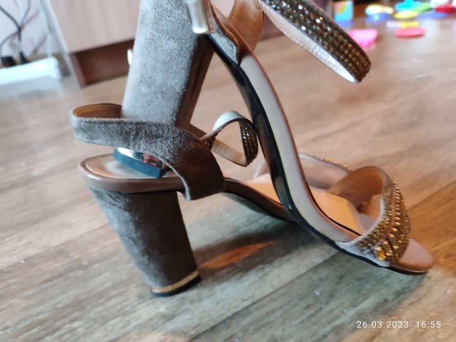 Продам туфли на каблуке 36 37 рр