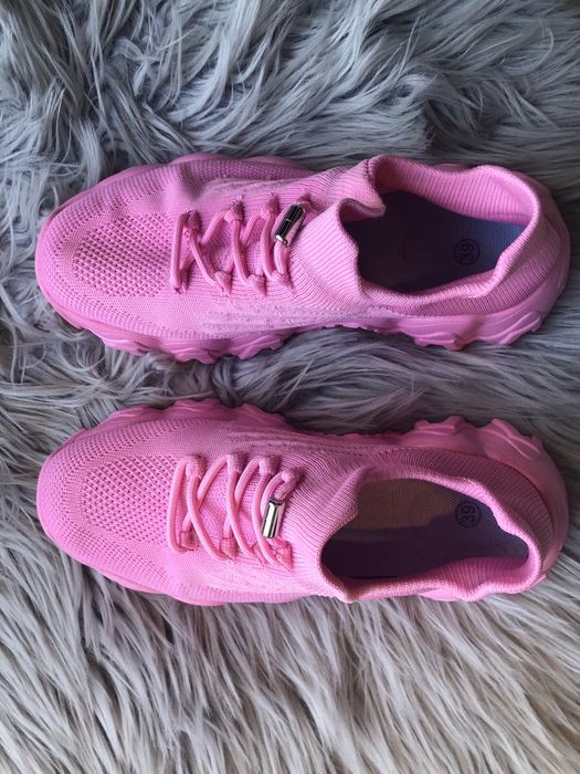 Розови маратонки