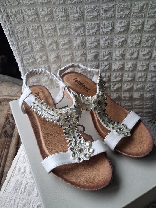 Елегантни бели сандали с камъни - Tendenz Comfort
