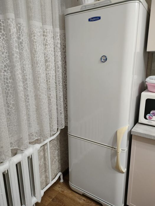 Холодильник с морозильной камерой