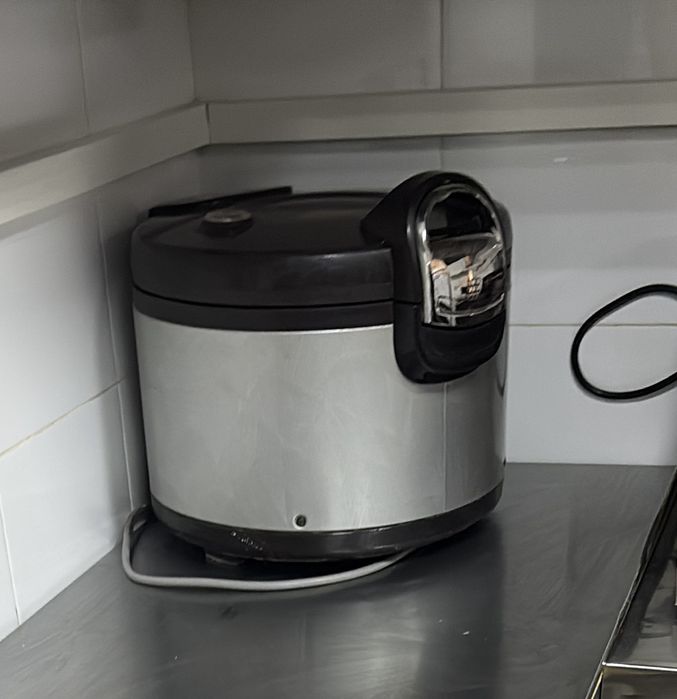 Продам большую рисоварку