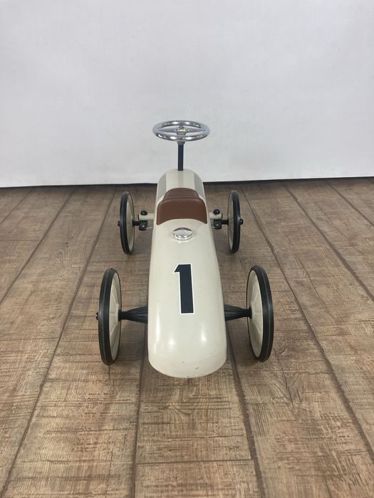 Vilac Masina Metal Alba - Crem - Masina clasica si durabila