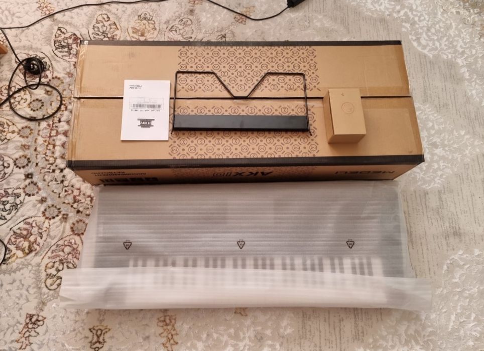 Продам синтезатор новый.