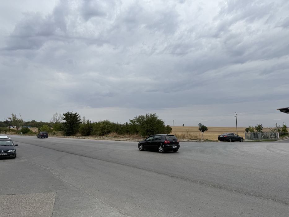 Продавам поземлен имот 4 дк.