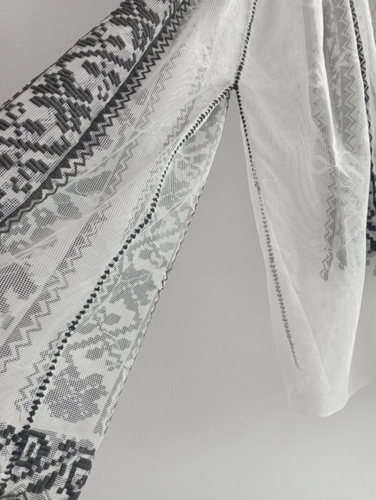 ie cusuta .Este in stare impecabila.