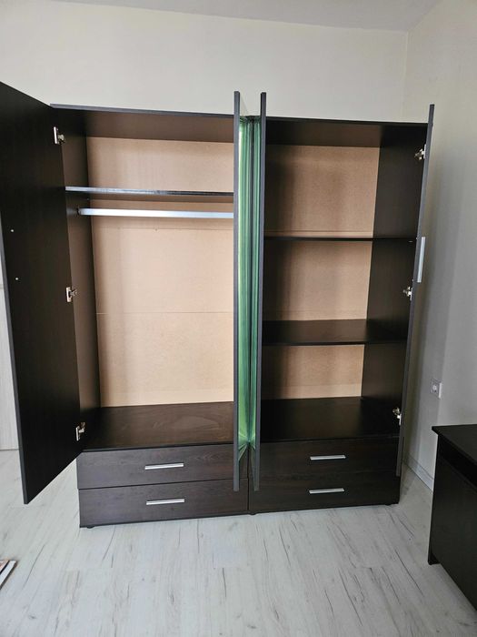 Гардероб, четирикрилен гардероб