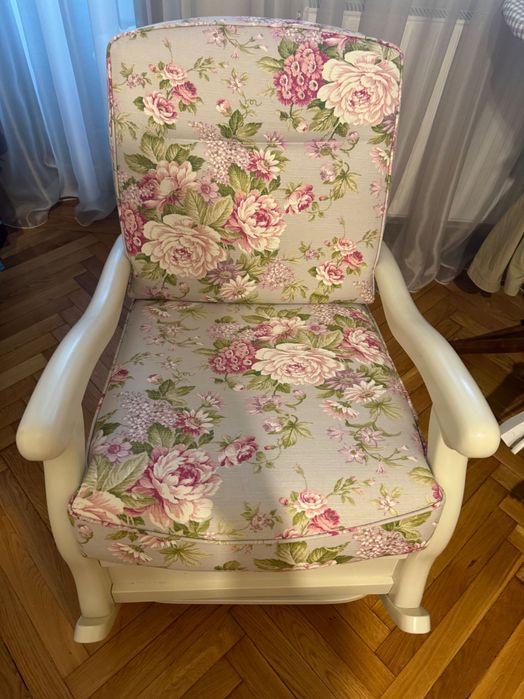 Canapea și fotoliu din lemn masiv.