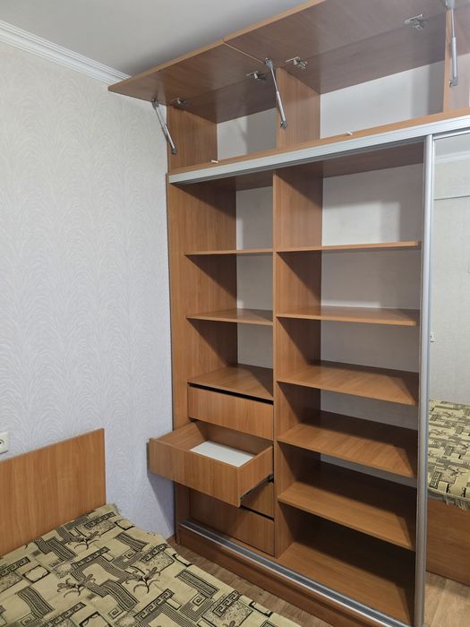 Продам шкаф с полками до потолка