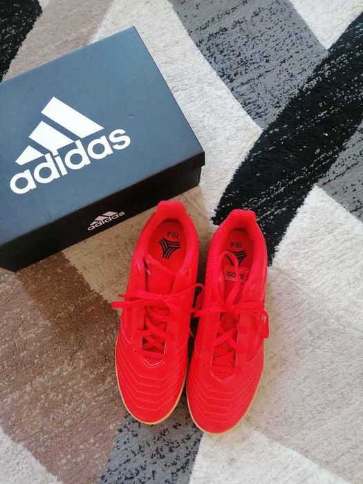 Adidas нови тренировъчни обувки за зала или навън.