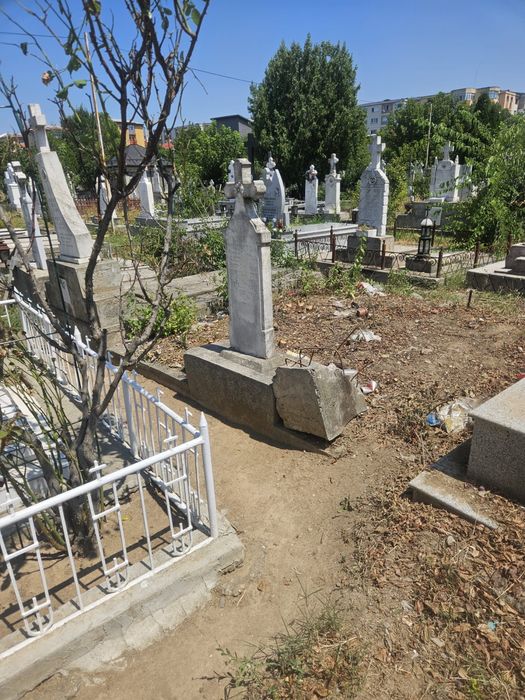 Loc de veci cimitirul Sineasca Craiova 2-3m de  monumentul eroilor