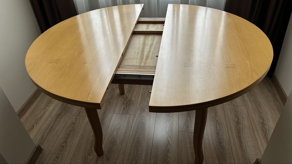 Дървена кръгла маса