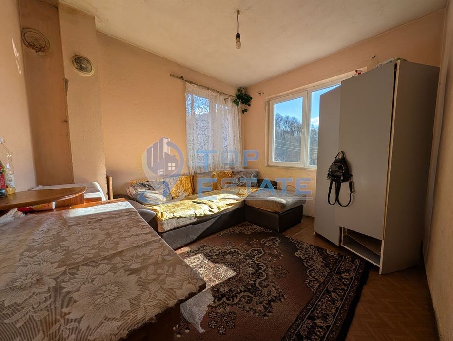 Двуетажна масивна къща с панорама в центъра на град Плачковци