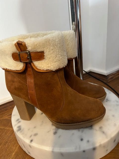 03. Cizme Camel noi piele întoarsă,blana naturală Italia  40/41