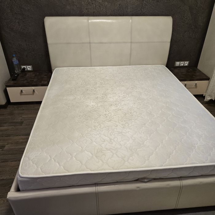 Бежова използвана спалня!