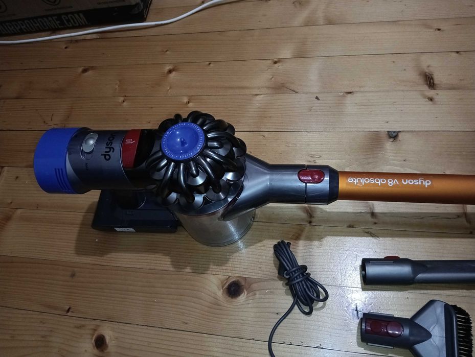 Отлична безжична Dyson V8 прахосмукачка с нова батерия и аксесоари