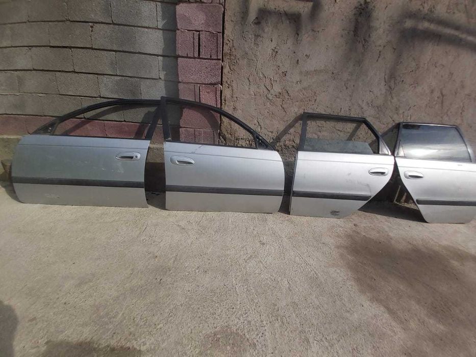 двери на toyota avensis 2000г