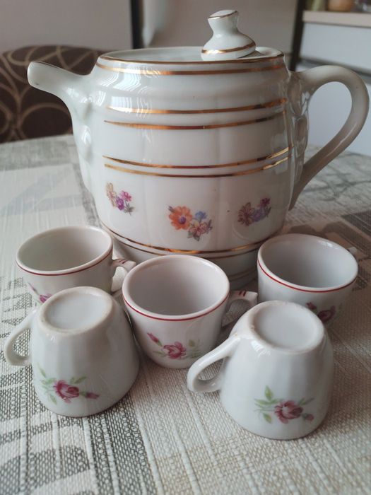 Стар порцеланов сервиз