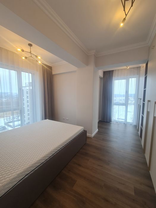 Închiriez apartament cu trei camere în bloc nou mobilat si utilat