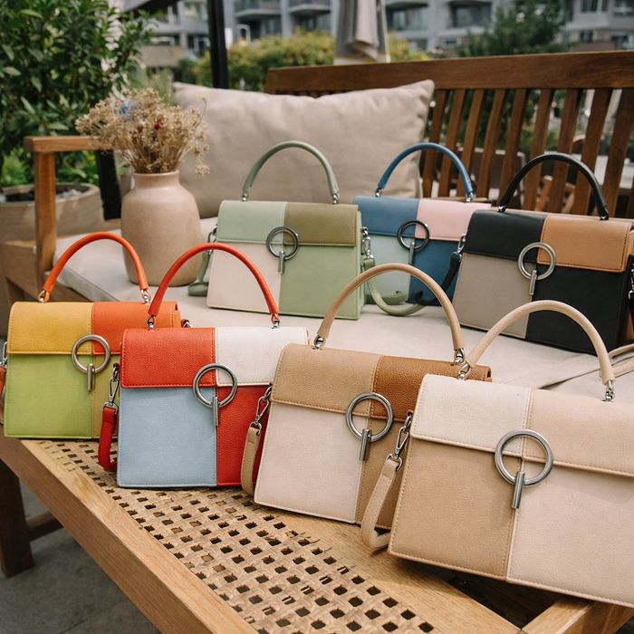 Многоцветна дамска чанта с метална тока и дълга дръжка