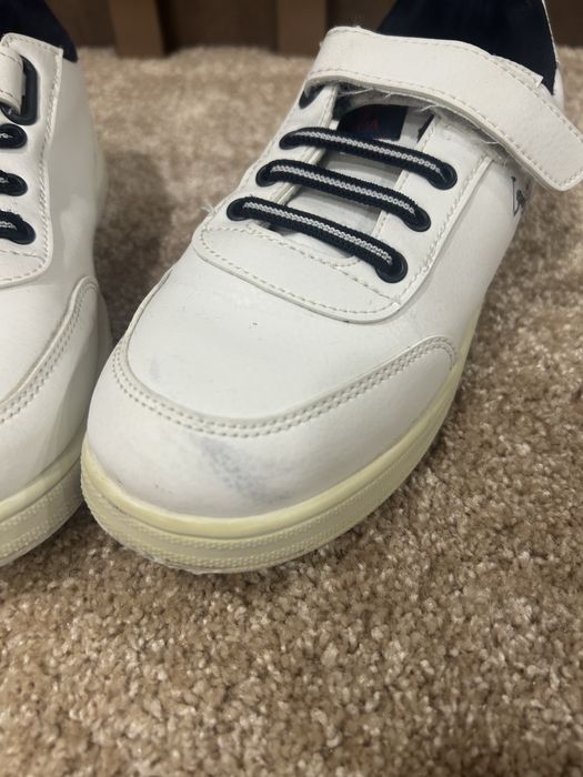 Бели спортни обувки