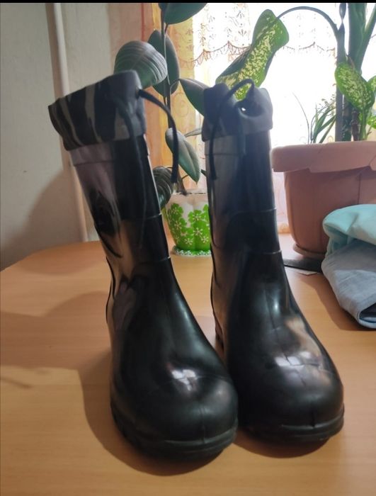 Продам резиновые сапожки раз 33