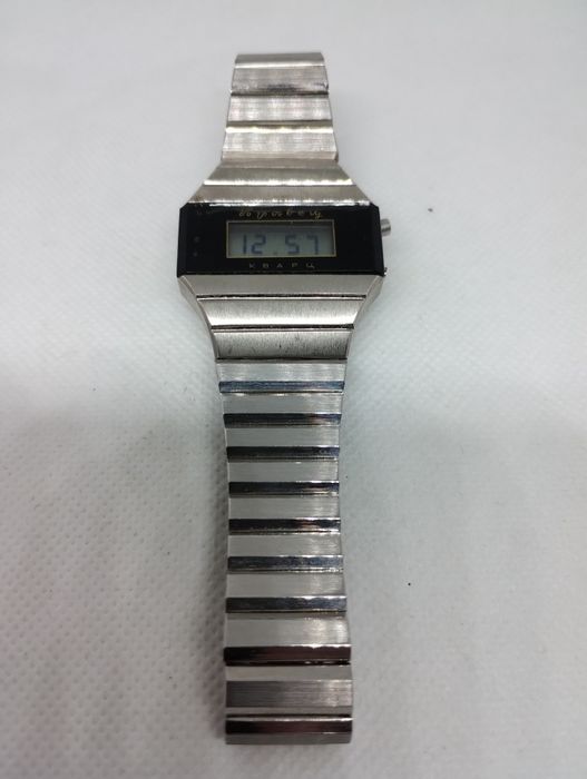 Електронен часовник Правец Кварц XI конгрес БКП Made in Bulgaria 1976