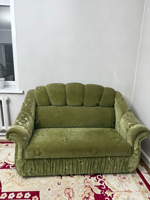 Продам два дивана и кресло
