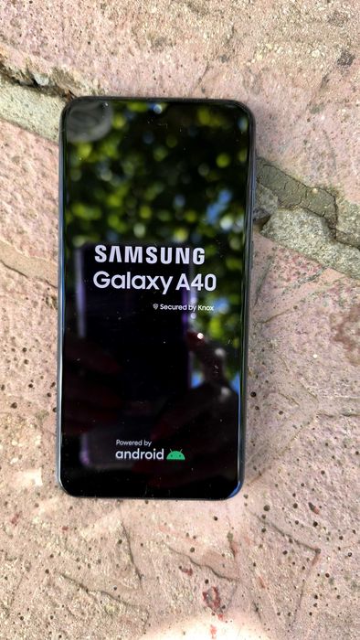 Samsung A40 продавам