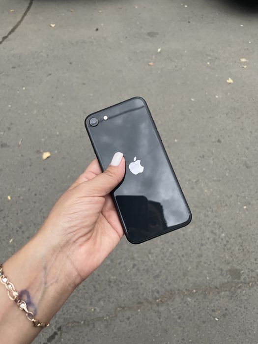 Продам айфон SE черного цвета