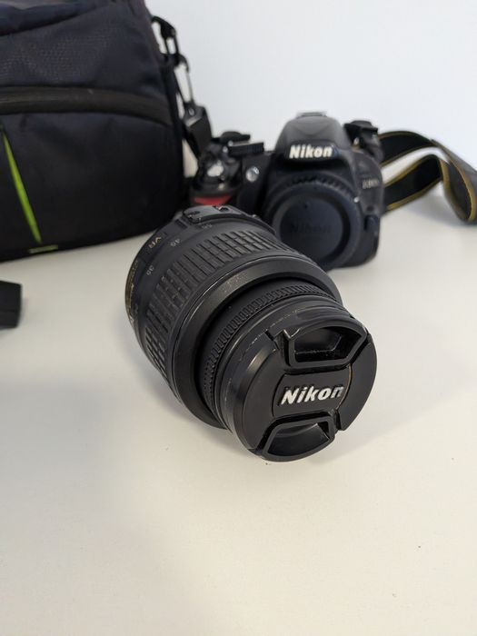 Nikon D3100 DSLR Obiectiv 18-55mm in stare foarte buna cu Geanta și toată accesoriile
