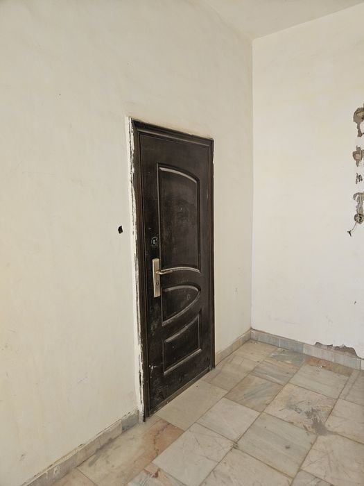 Карши Инфин банк тугрисида 3 этаждан 2 хонали 96 кв Дом сотилади.