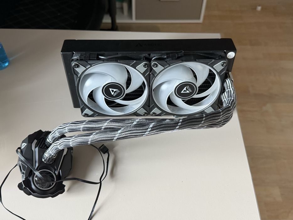 Cooler procesor ARCTIC Liquid Freezer II 240 A-RGB 68.9 CFM Negru