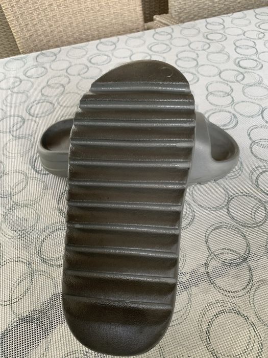 Yeezy Slide ca si noi