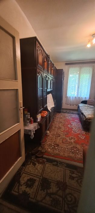 Vând biblioteca din lemn masiv