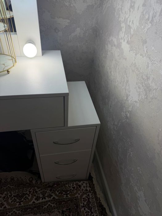 Продам женский туалетный столик