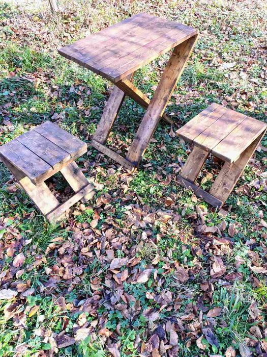 Дървена маса с две столчета.