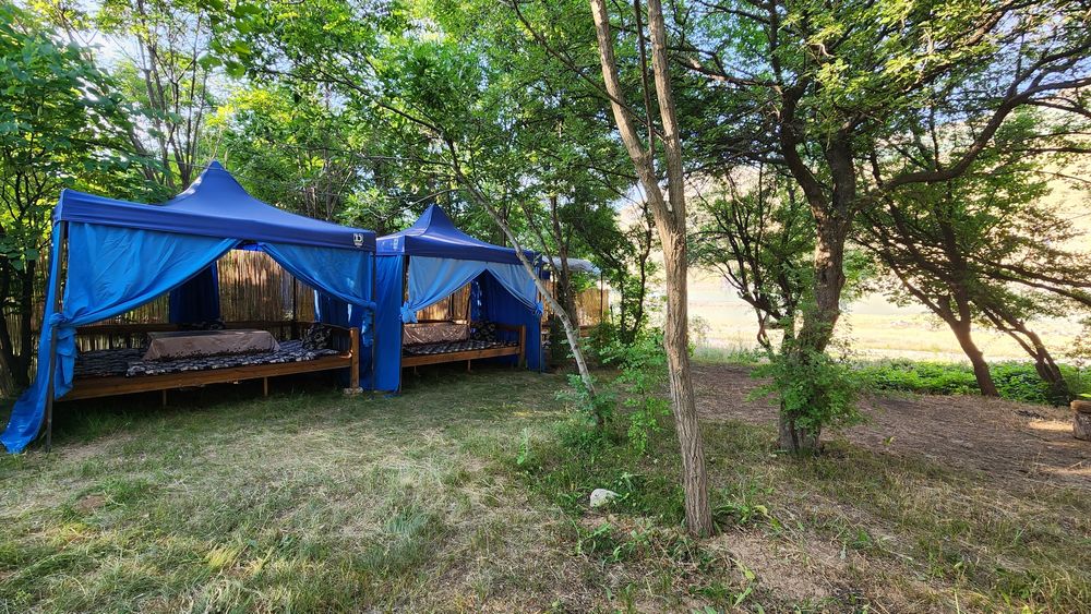 Пляж Тапчан у воды.