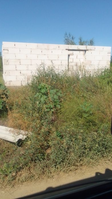 Участок с недостроенным домом