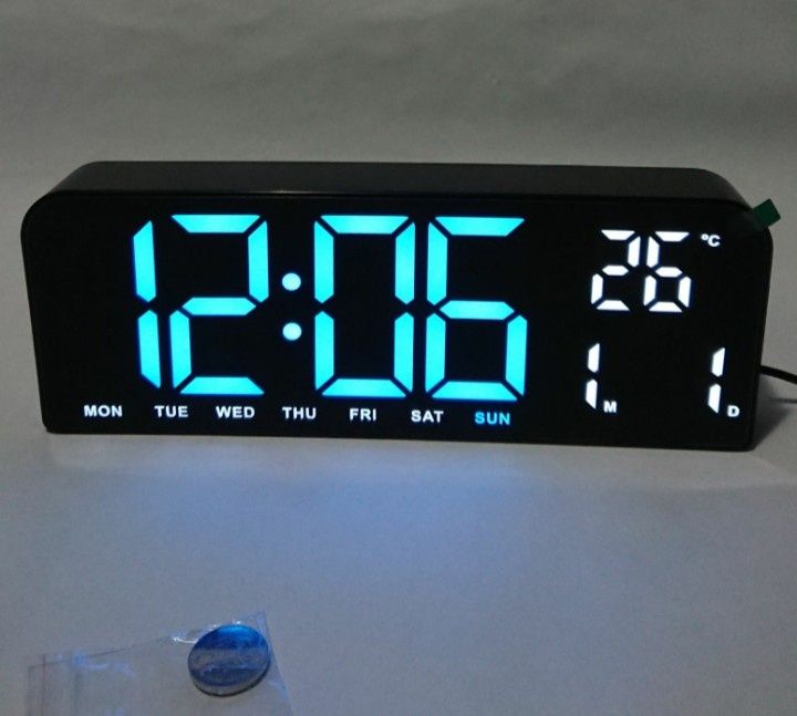 Ceas cu cifre luminate permanent
