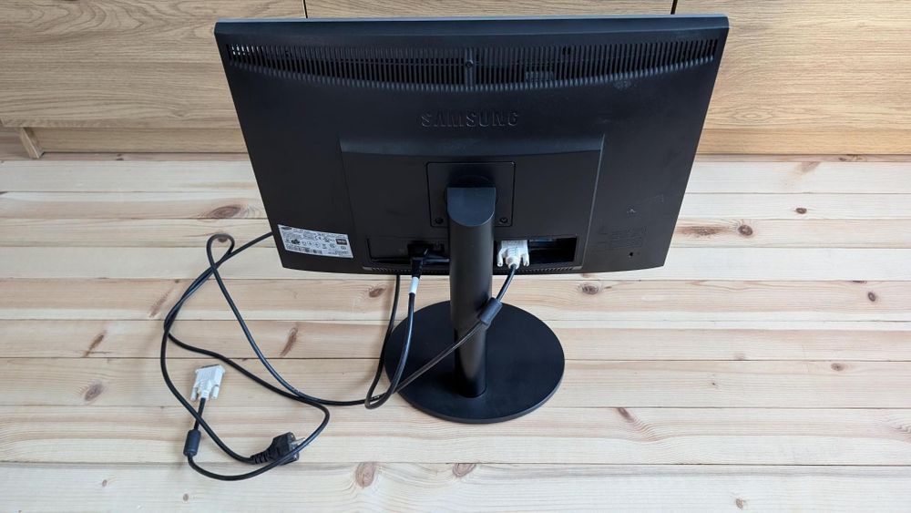 Samsung SyncMaster B2240 22" – запазен монитор, с кабели, без мъртви пиксели