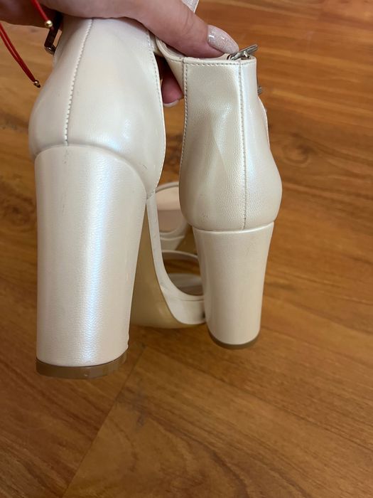 Високи перлени токчета