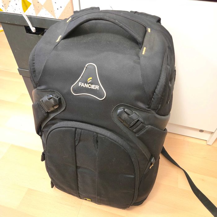 Nikon D7100 + Grip + Nikon 18-200m + Nikon 35mm F1.8 + Accesorii