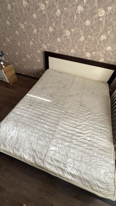 Продаётся б/у двуспальная кровать.