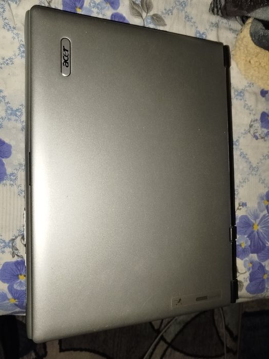 Vând 2 laptopuri Acer ține bateria 1 h 30 m 8 GB RAM