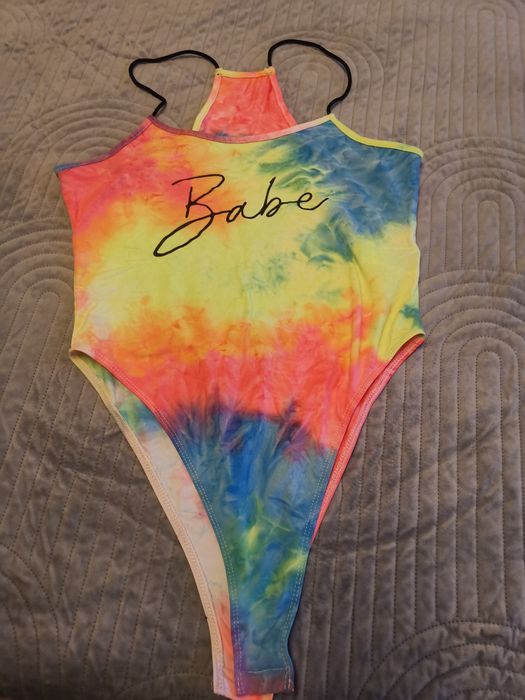 Продавам свежо боди и бански два модела и потник и бюстиета