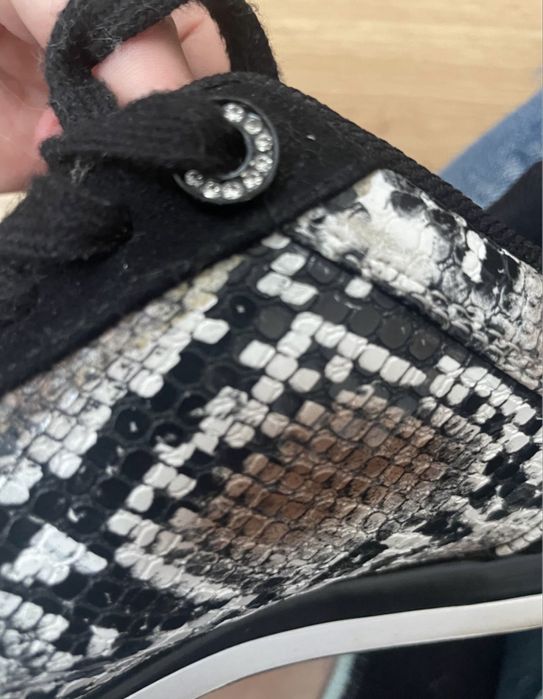 Adidași originali GUESS marimea 37