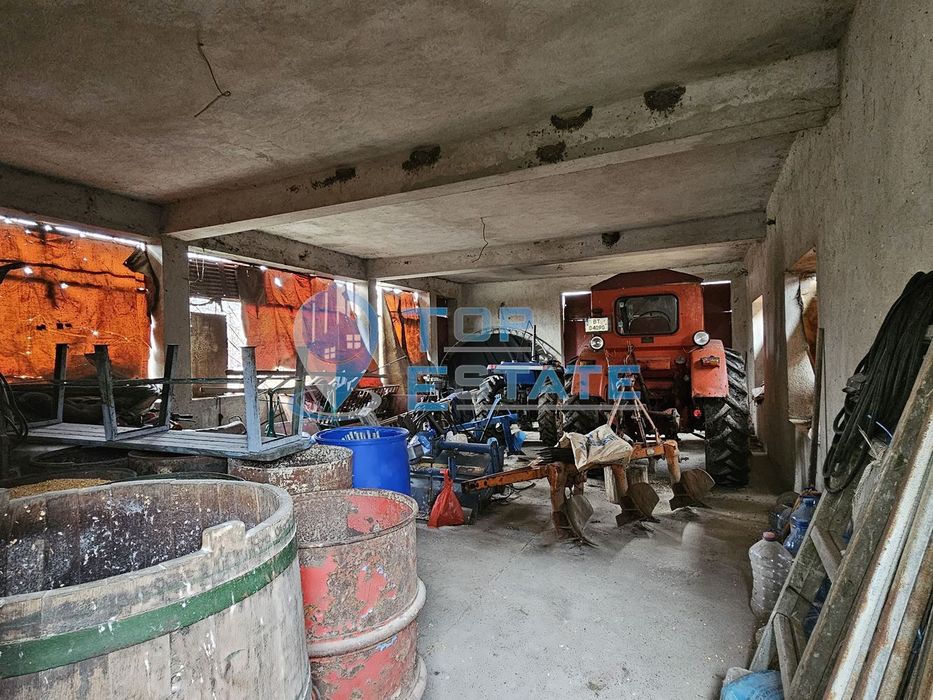 Двуетажна тухлена къща с два гаража и двор в гр. Полски Тръмбеш