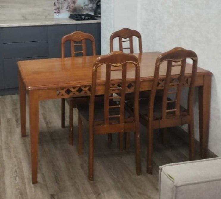 Продам стол с 4 стульями
